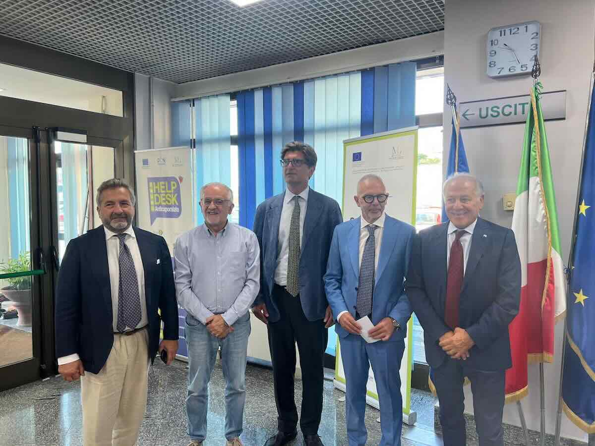 Ischia, incontro decisivo tra il Commissario Feola e gli Ordini professionali: chiarezza su norme e compensi nella ricostruzione.