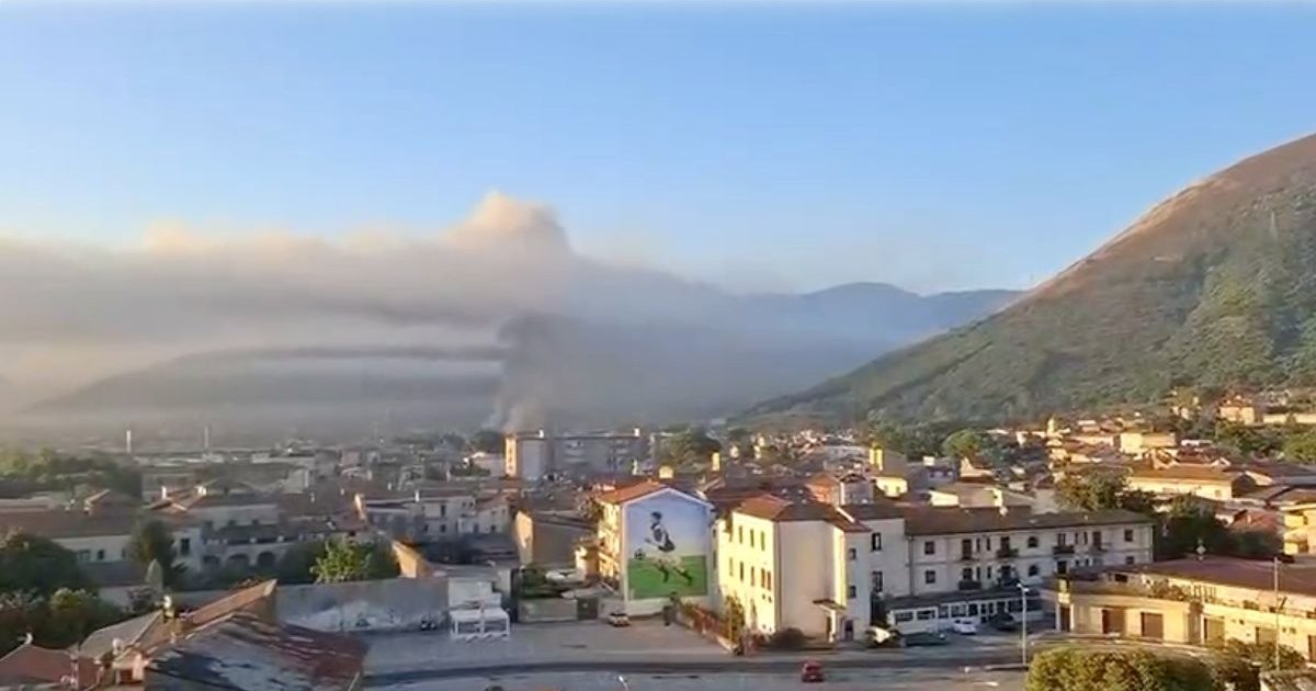 Valle Caudina, superato l’allerta dopo il rogo: diossine e furani ora sotto controllo, ma continuano le verifiche sulla sicurezza alimentare.