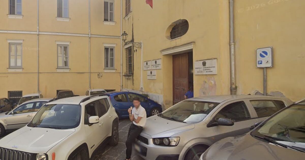 Salerno, ventenne accoltellata nel centro storico vicino al Tribunale per i Minorenni: indagini in corso