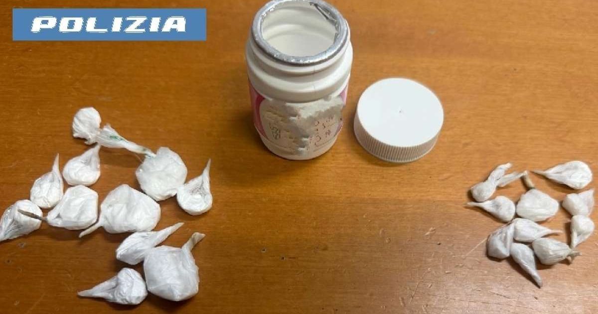 Piazza Troisi, San Giorgio a Cremano: droga nascosta nello scooter, 21 involucri di cocaina; arrestato un 22enne