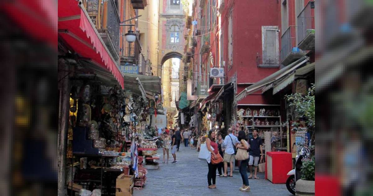 Napoli fissa i paletti su San Gregorio Armeno: solo arte presepiale e controlli sulle nuove attività nel centro storico