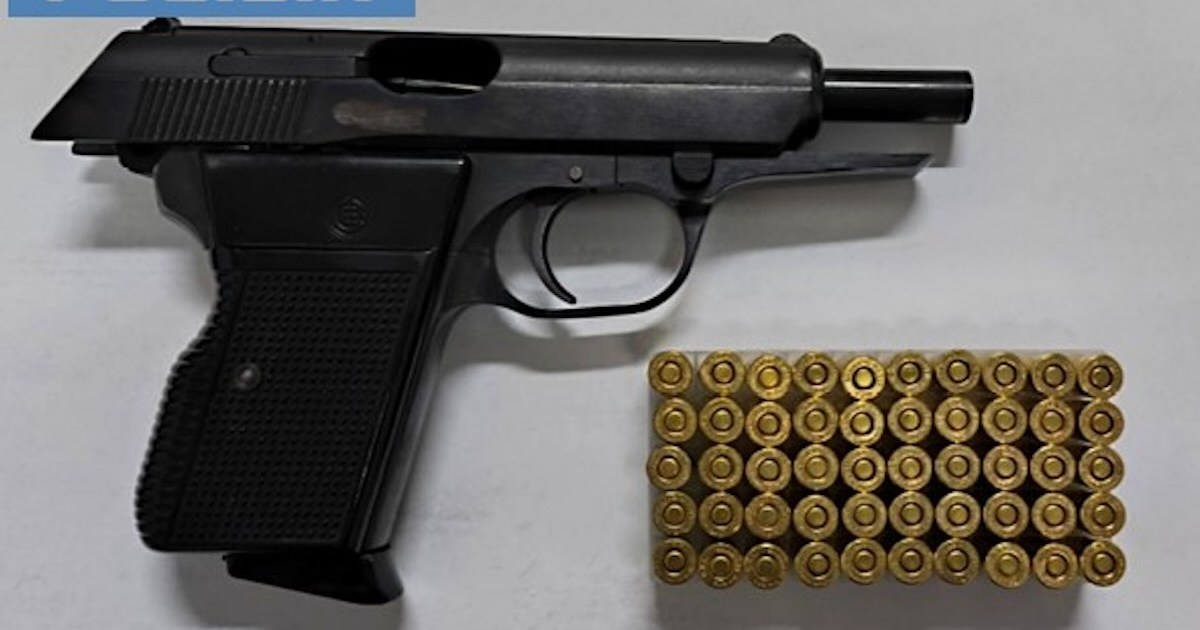 Sant’Antimo: pistola 7,65 con matricola abrasa e droga in casa, arrestato un 53enne e denunciato un minore