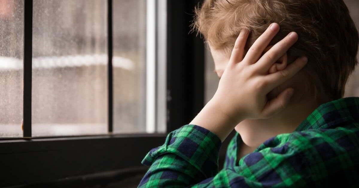 Scampia, maltrattamenti a scuola: la denuncia dei genitori di un bambino autistico scuote il quartiere.