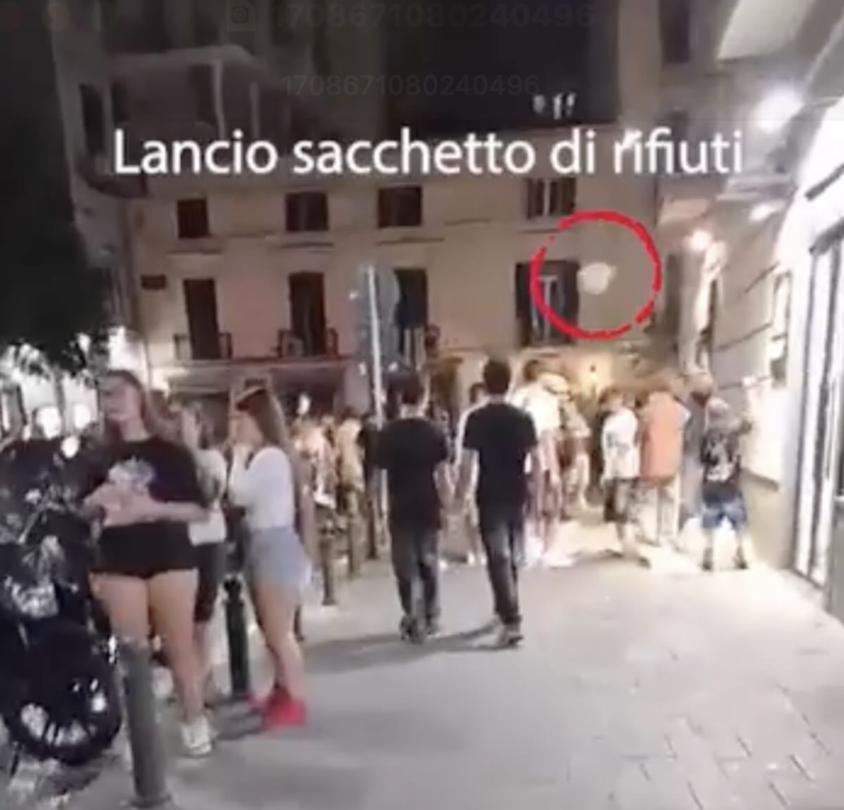 Napoli, degrado notturno in via dei Mille: il deputato Borrelli denuncia disordini e sicurezza in crisi tra i giovani