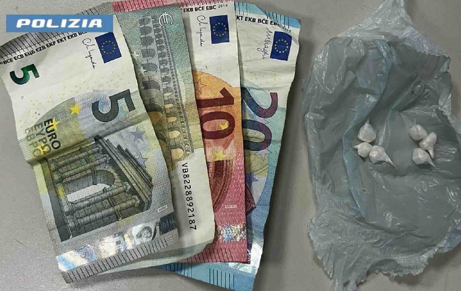 Controlli straordinari a Porta Capuana: arrestato un pusher, sanzioni per acquirente e 174 identificati nella notte di polizia.