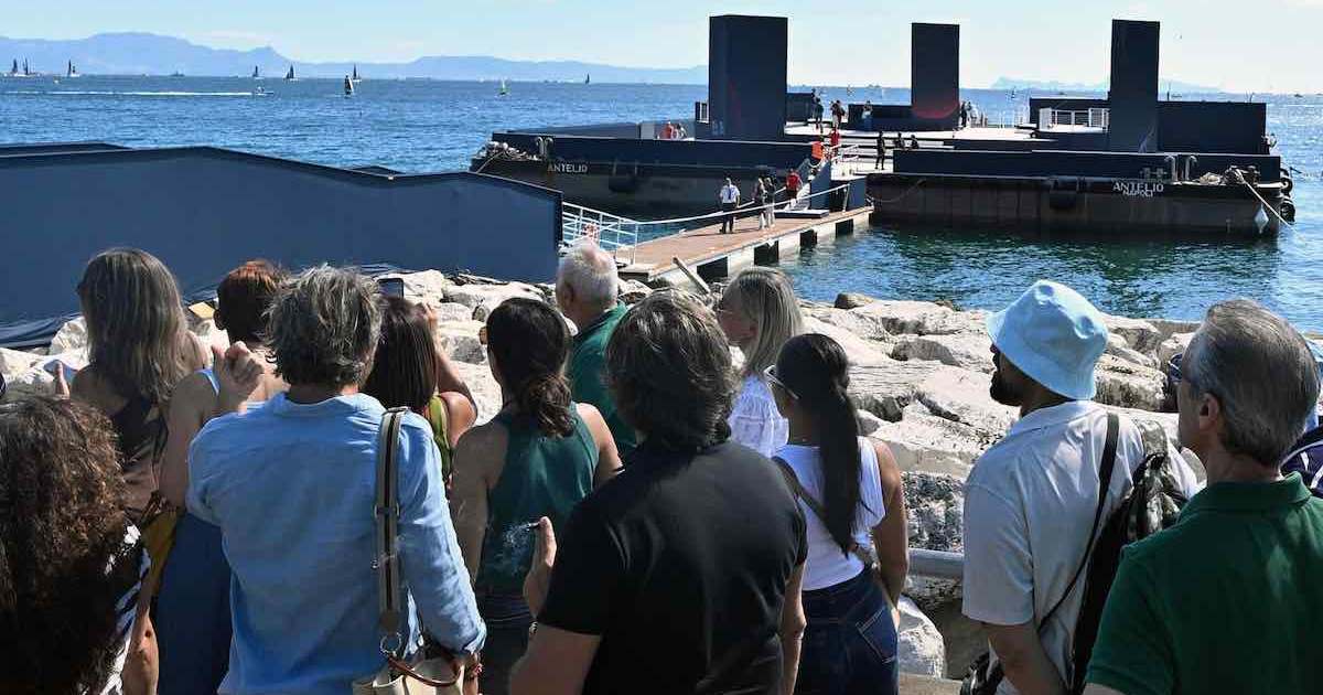 Napoli, regate e inclusione: sette campioni olimpici incontrano i giovani delle periferie sul pontone della vela