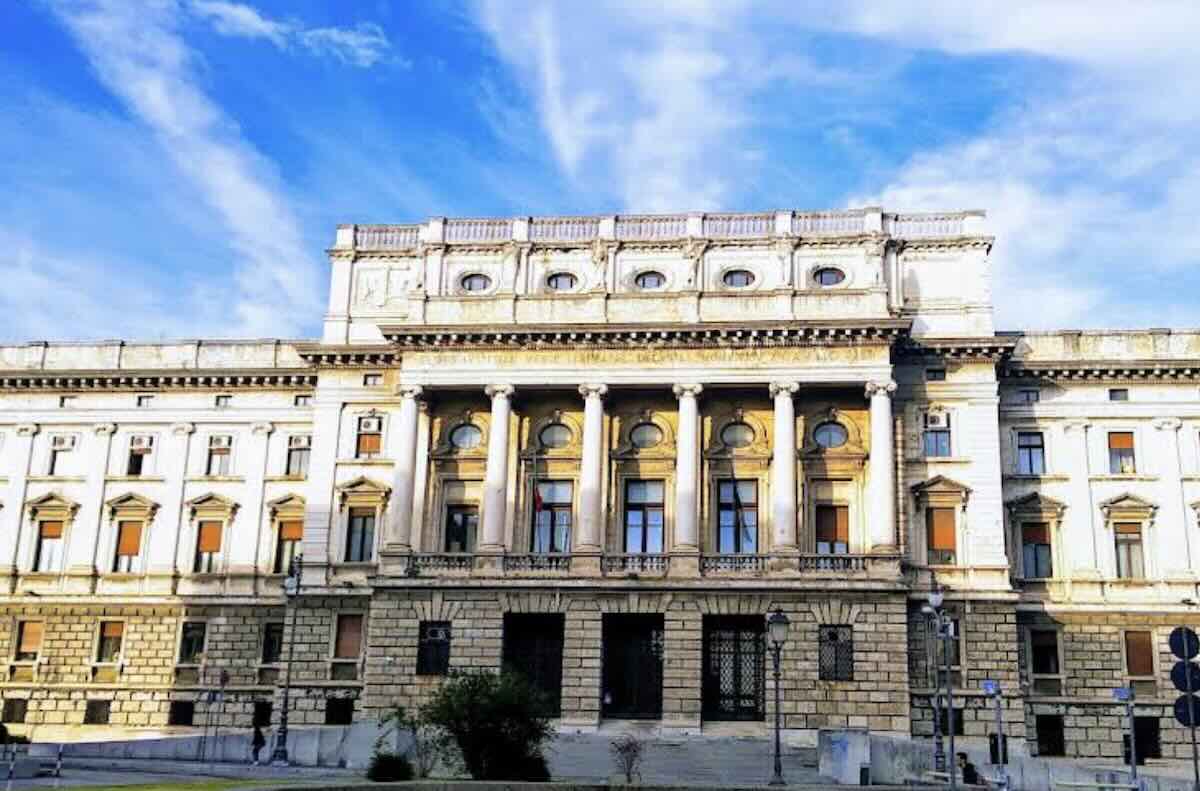 Aggressione in aula a Trieste: militare tenta di colpire l’ex compagna dopo la condanna. Intervento tempestivo delle forze dell’ordine evita il peggio.