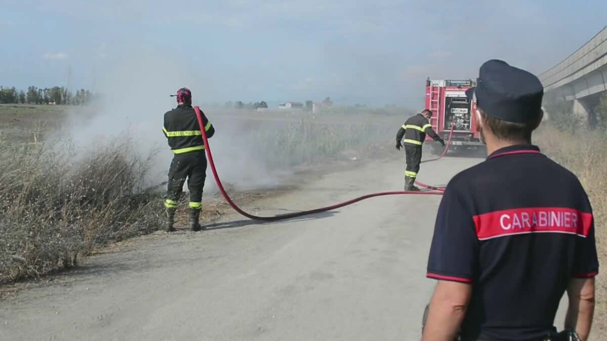Roghi di rifiuti in calo nella Terra dei Fuochi grazie a intensificati controlli delle forze dell’ordine