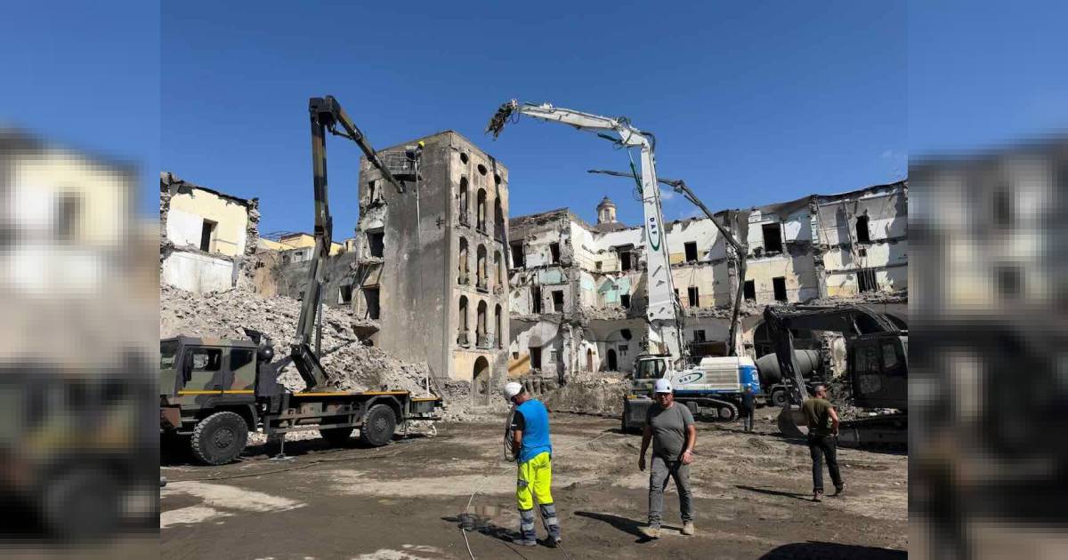Torre Annunziata, demolita la torre simbolo del clan Gionta: nasce un parco della legalità al posto del fortino camorrista