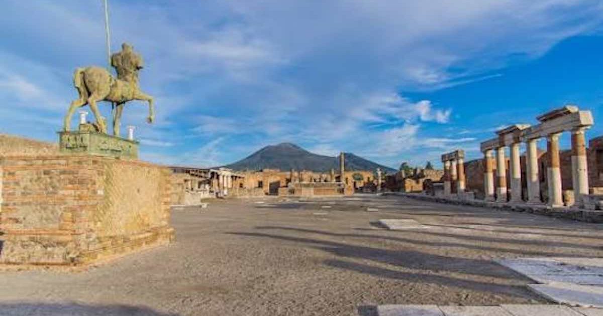 Gli Scavi: immagini registrate mostrano un custode al centro di un episodio di violenza, indagini in corso