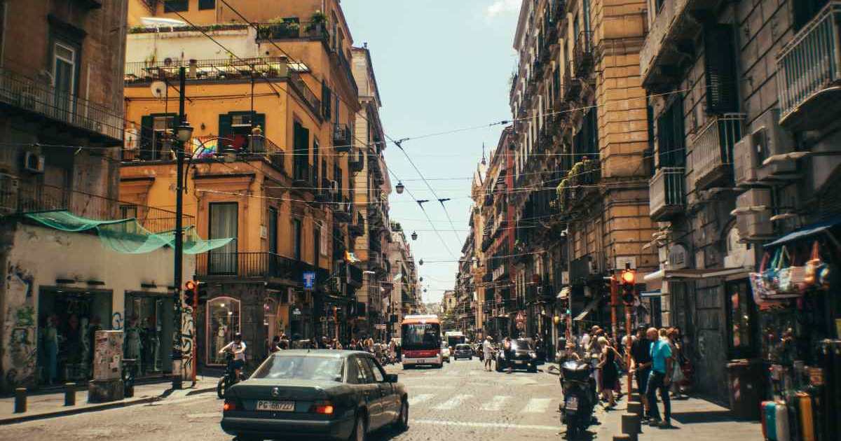 Napoli: tra cultura e criticità, la vivibilità in caduta libera secondo le ultime classifiche nazionali