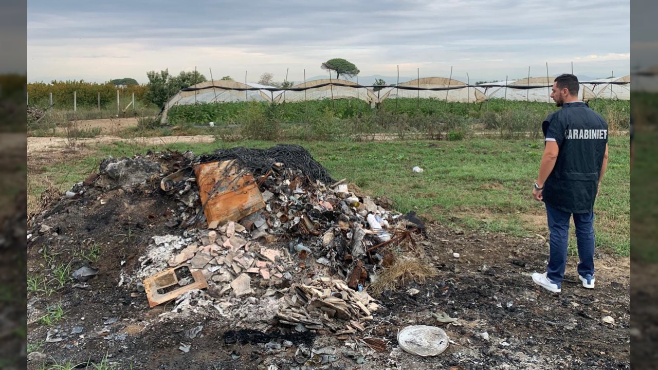 Tra Giugliano e Lusciano: azienda sospesa e deferito per combustione illecita di rifiuti