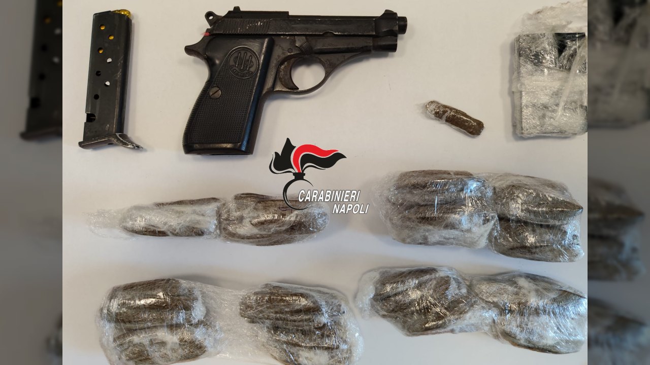 Cavone, Napoli: pistola pronta all’uso rinvenuta in un palazzo