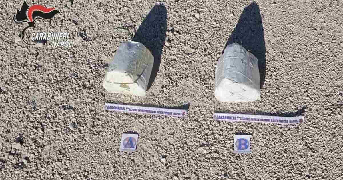 Acerra: 57enne arrestato dopo ritrovamento di un arsenale di bombe, pistole e stupefacenti