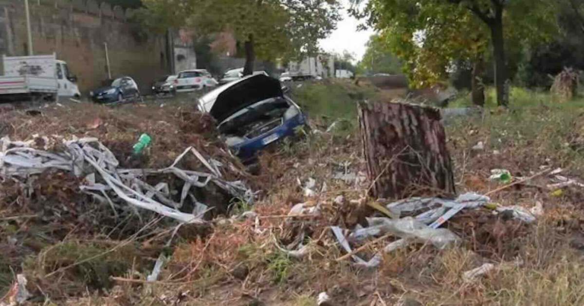 Napoli: allerta arancione; vertice di protezione civile per gestire maltempo; 46 comuni chiudono le scuole