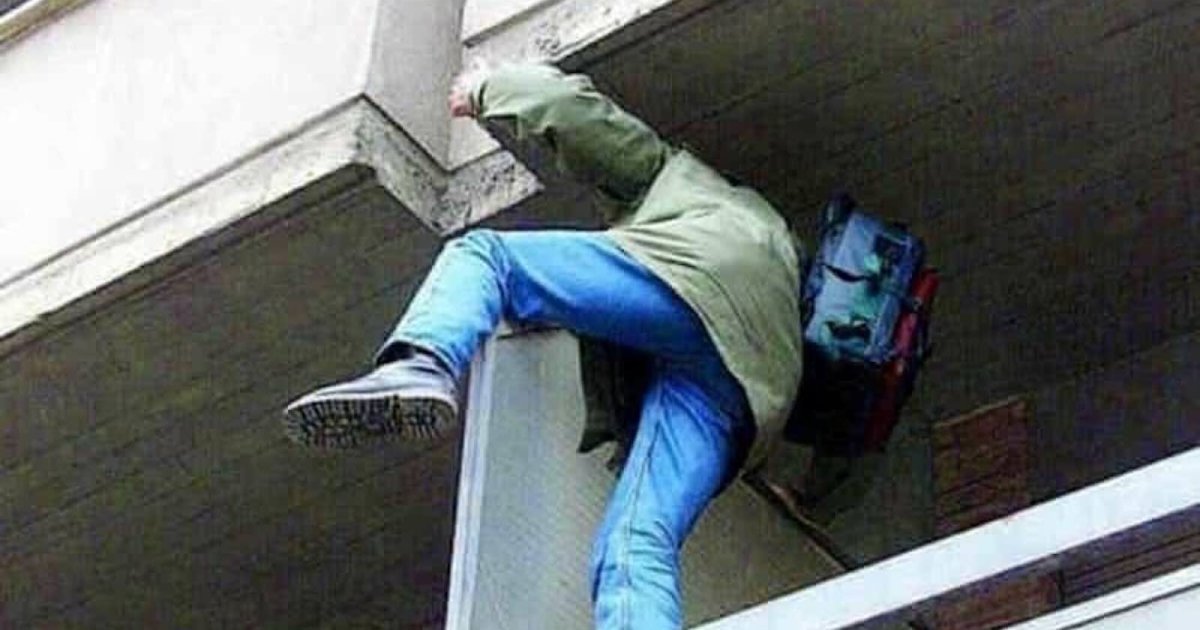 Casandrino: blackout in casa, l’ex compagno sull’impalcatura del balcone arrestato dai Carabinieri