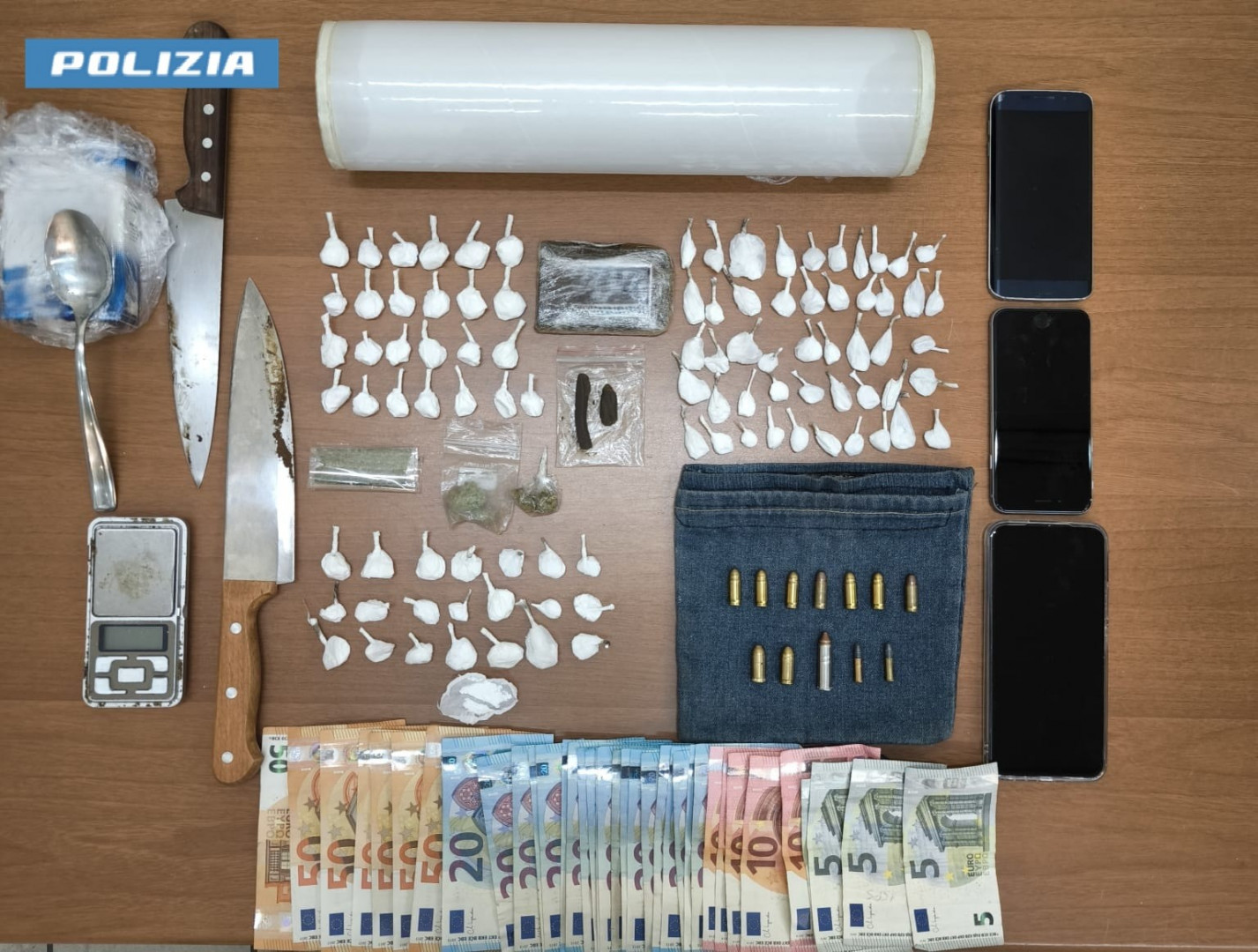 Casavatore, blitz antidroga: oltre 50 g di cocaina e munizioni; arrestato 44enne; acquirente multato