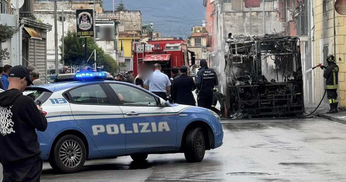 Castellammare, incendio sull’autobus in via Pipppaino: indagini in corso