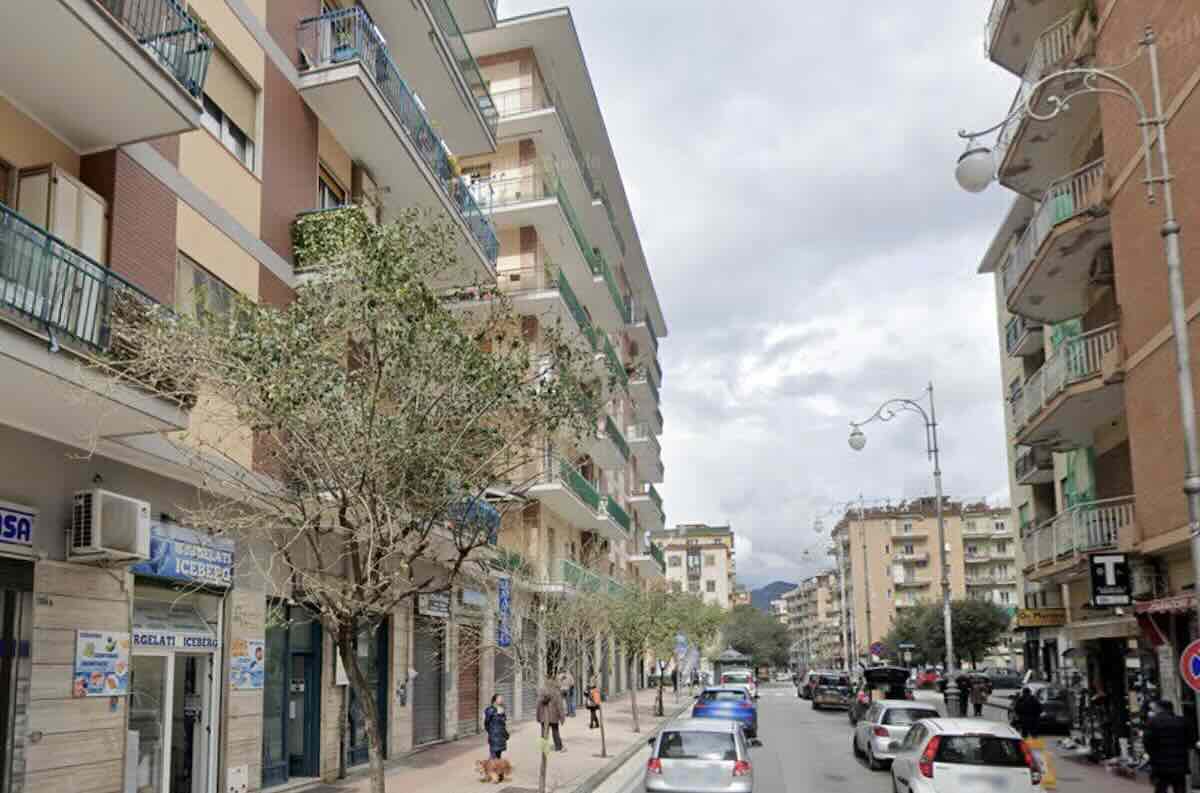 Un pusher arrestato: cocaina nascosta nel tetto di un’auto a Salerno