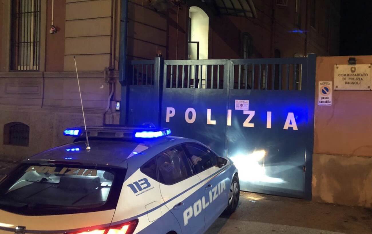 Napoli, periferia occidentale: lite stradale, 28enne ferito alla nuca da tre aggressori; polizia indaga