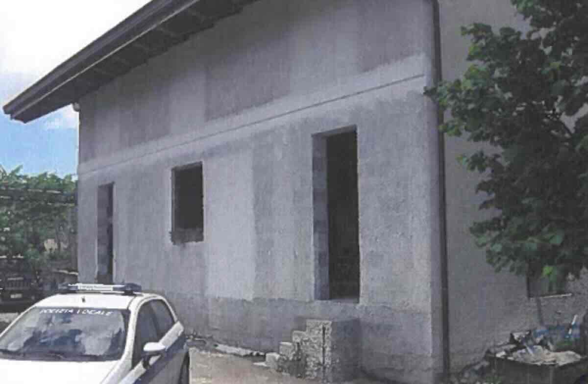 Agerola: demolizione abusiva in zona vincolata su ordine del tribunale per ripristino ambientale