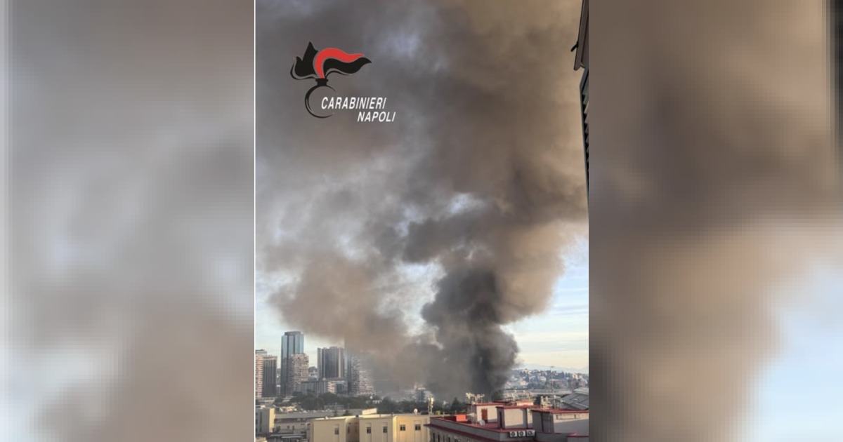 Capannone industriale in fiamme a San Giovanni a Teduccio: intervento dei vigili del fuoco in via Brin