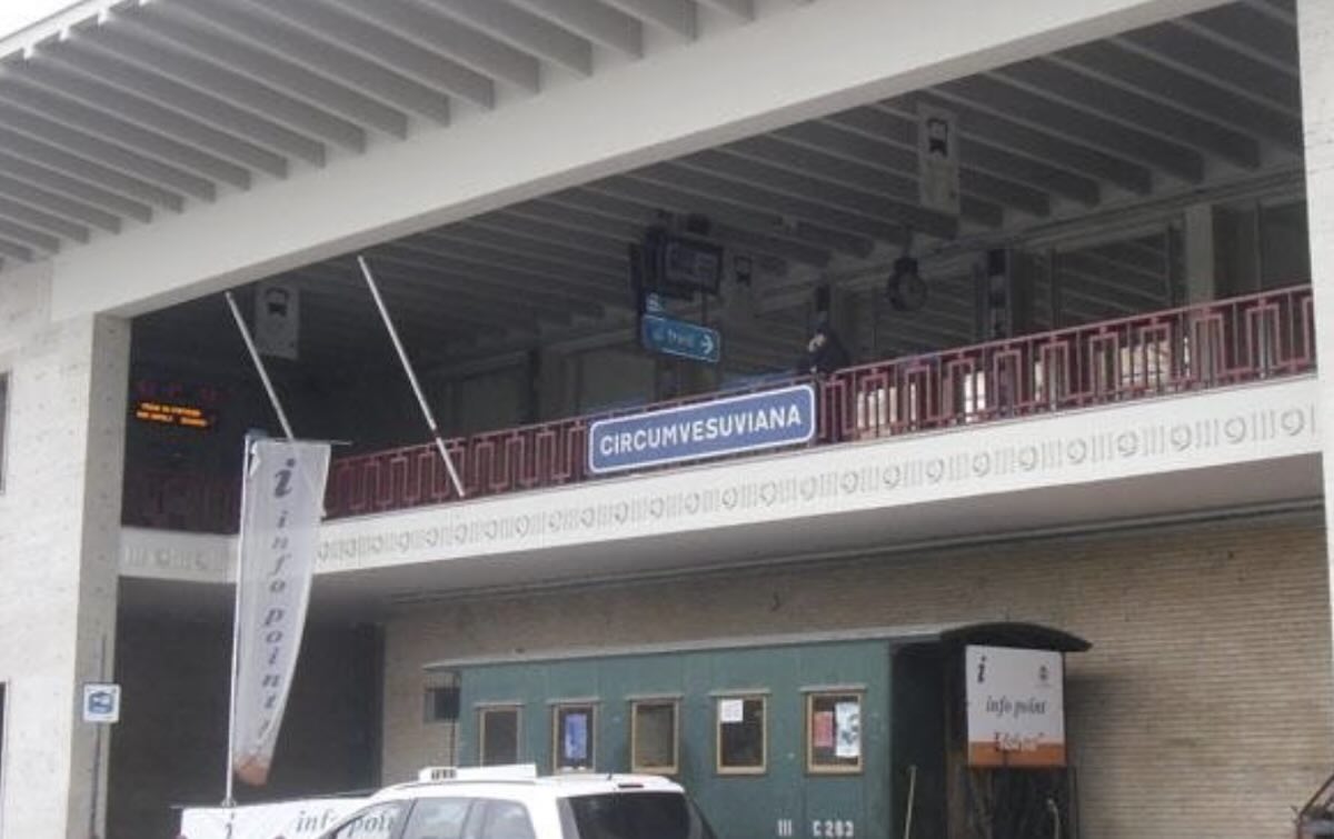 Intervento delle forze dell’ordine a Sorrento: arresto di un giovane pusher nei pressi della stazione Circum