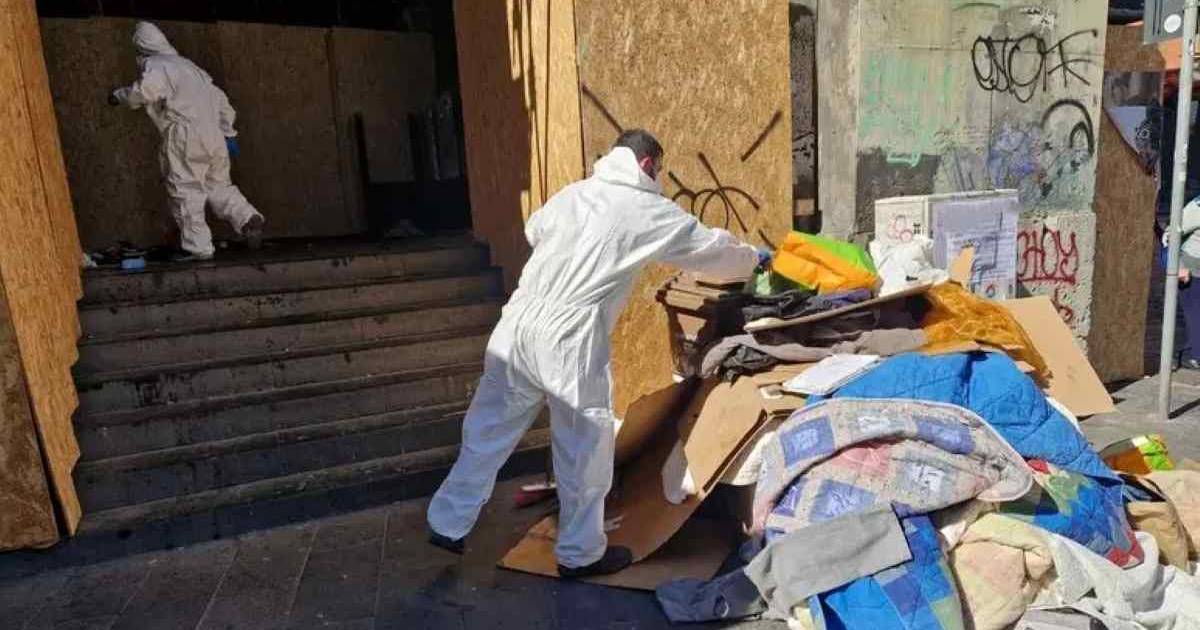 Napoli: sgombero e sanificazione al porticato della Galleria Principe di Napoli, cinque senzatetto si allontanano