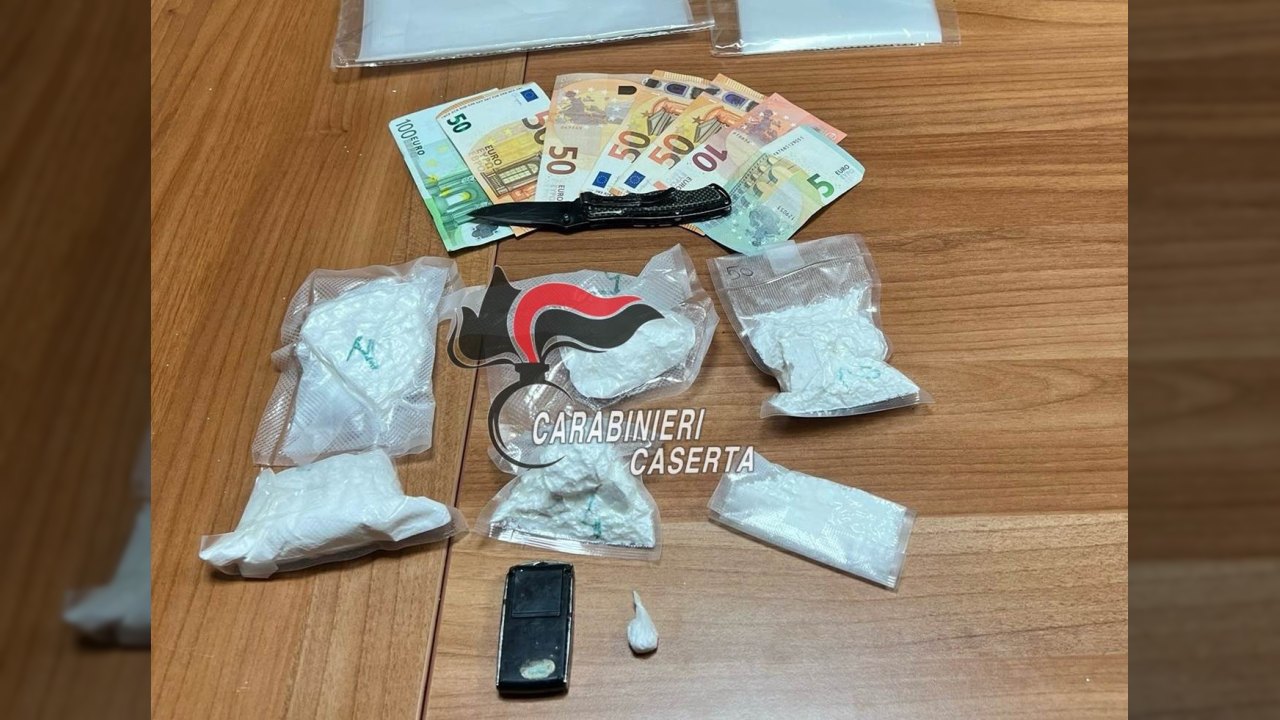 Perquisizione a Sessa Aurunca: pusher 31enne trovato in possesso di 220 grammi di cocaina, arrestato