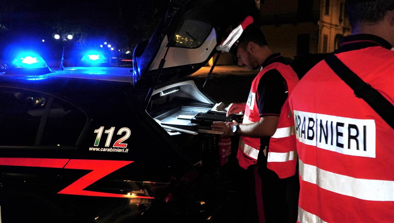Cesa: droga, contanti e strumenti di confezionamento sequestrati a un diciottenne arrestato dopo inseguimento