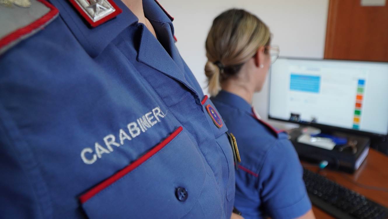Capua: Carabinieri denunciano una 24enne per furto di cosmetici da 5.000 euro