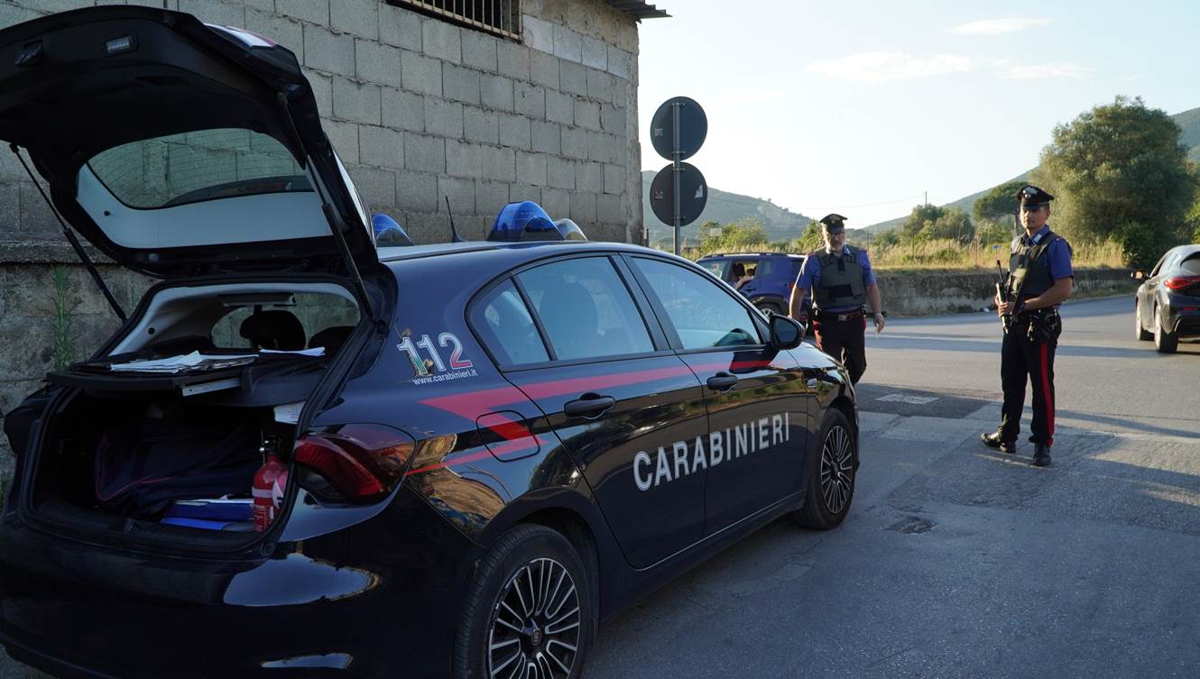 Indagini in corso dopo il recupero della Ford Fiesta rubata a Cesa, ritrovata ad Arzano