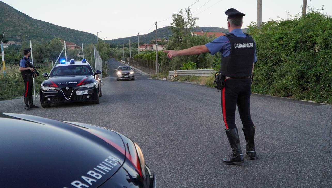Vairano Patenora, via Bonifica: blitz dei carabinieri arresta un 35enne albanese per droga; contanti e smartphone sequestrati