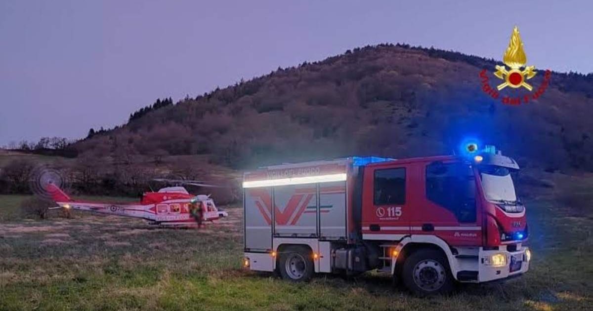 Cilento: incendio boschivo devasta oltre quattro ettari di macchia mediterranea; squadre e aereo al lavoro