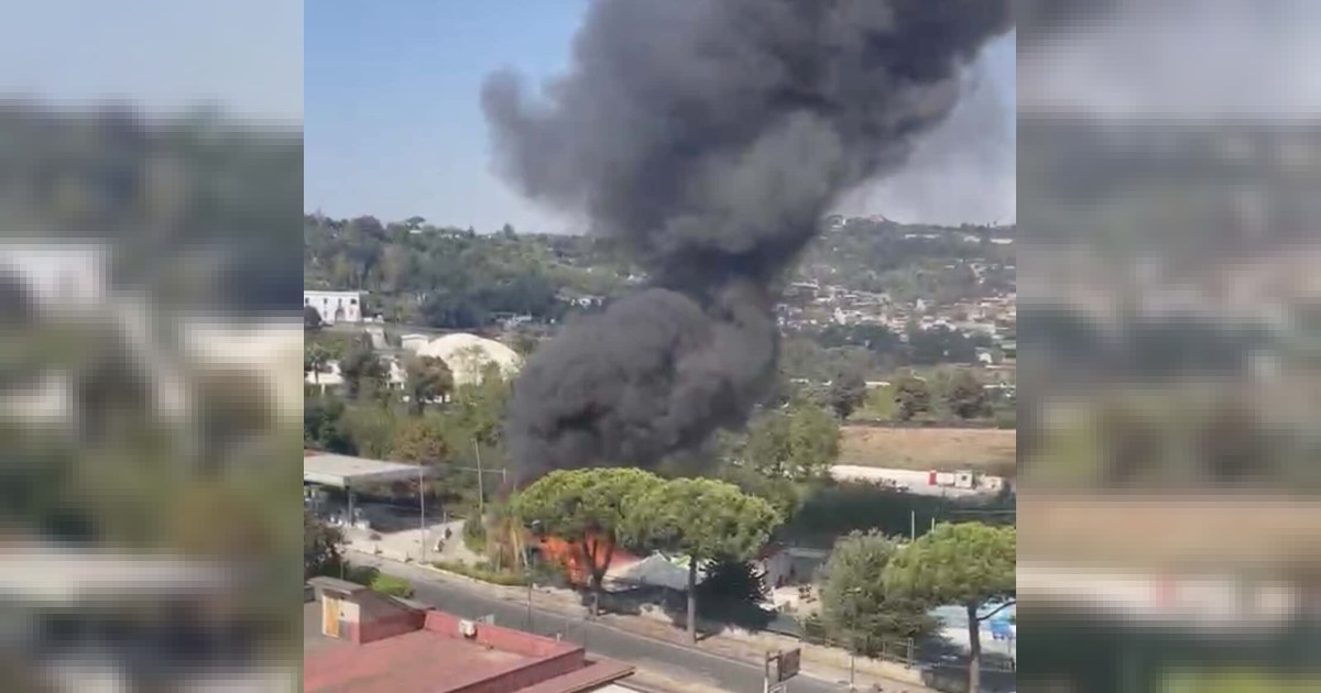 Napoli, Pianura: incendio sull’isola ecologica provoca blackout e aria irrespirabile nel quartiere