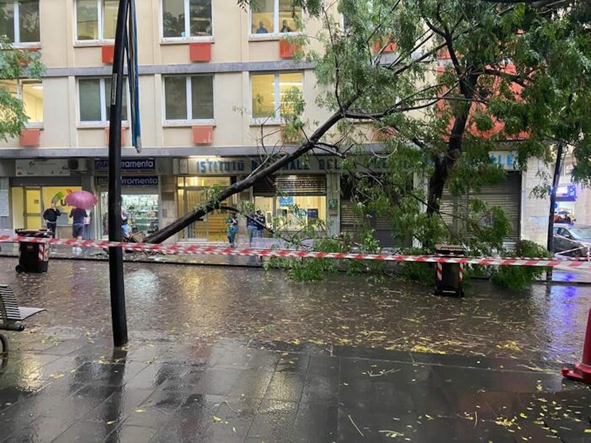 Napoli, allerta meteo: la Protezione Civile evacua tre appartamenti in via Fedro, Mergellina
