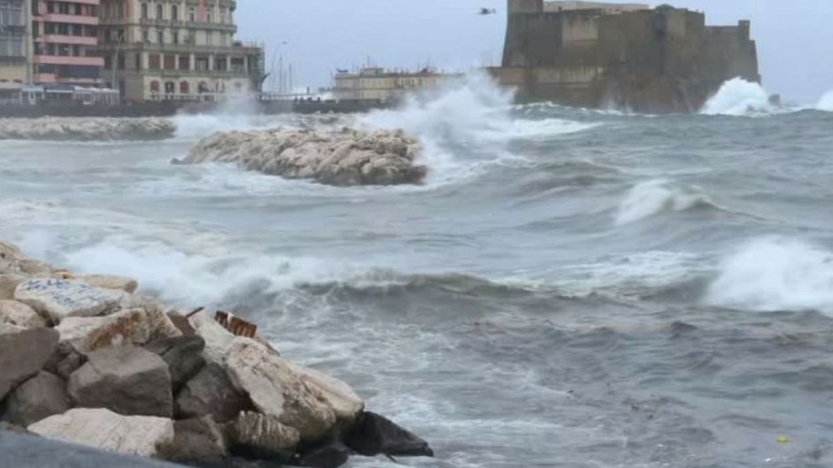 Napoli e provincia in allerta Arancione: alberi caduti, allagamenti e blackout tra i disagi del maltempo