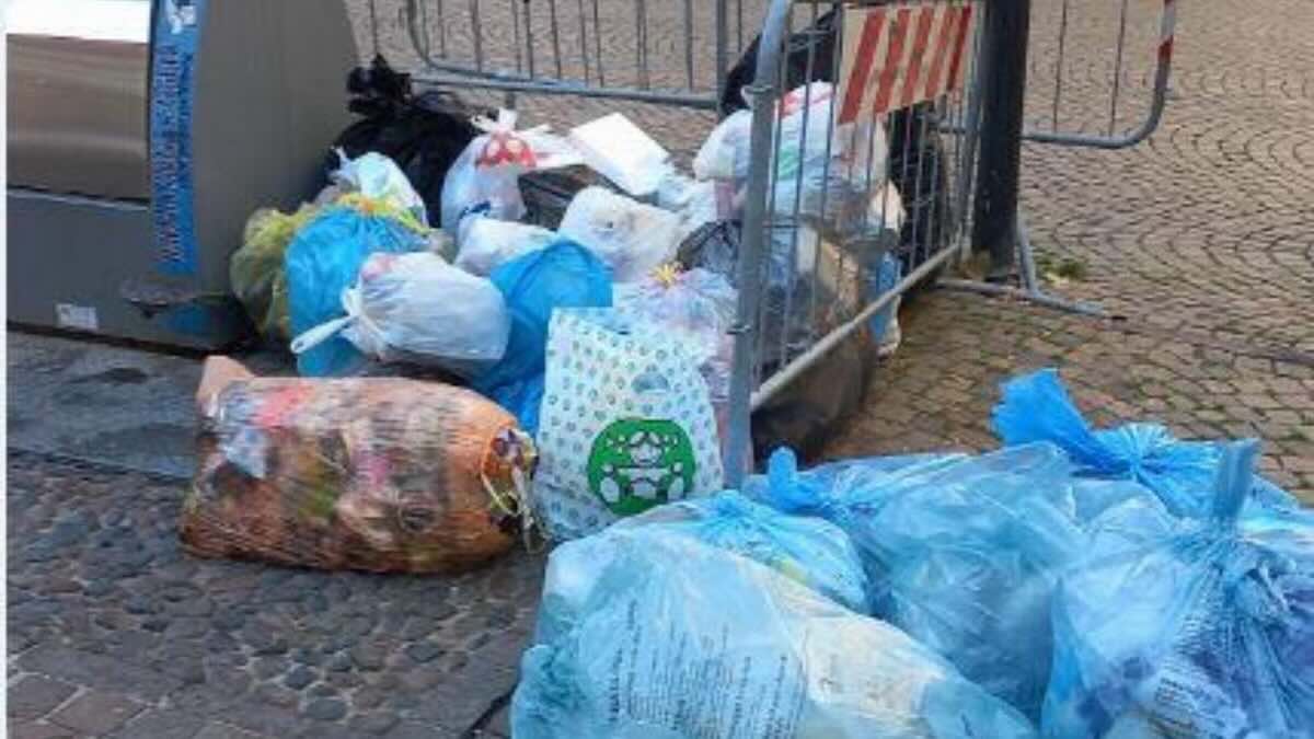 Marano di Napoli, tavolo Prefettura per sbloccare lo sciopero dei rifiuti tra Comune, azienda e sindacati