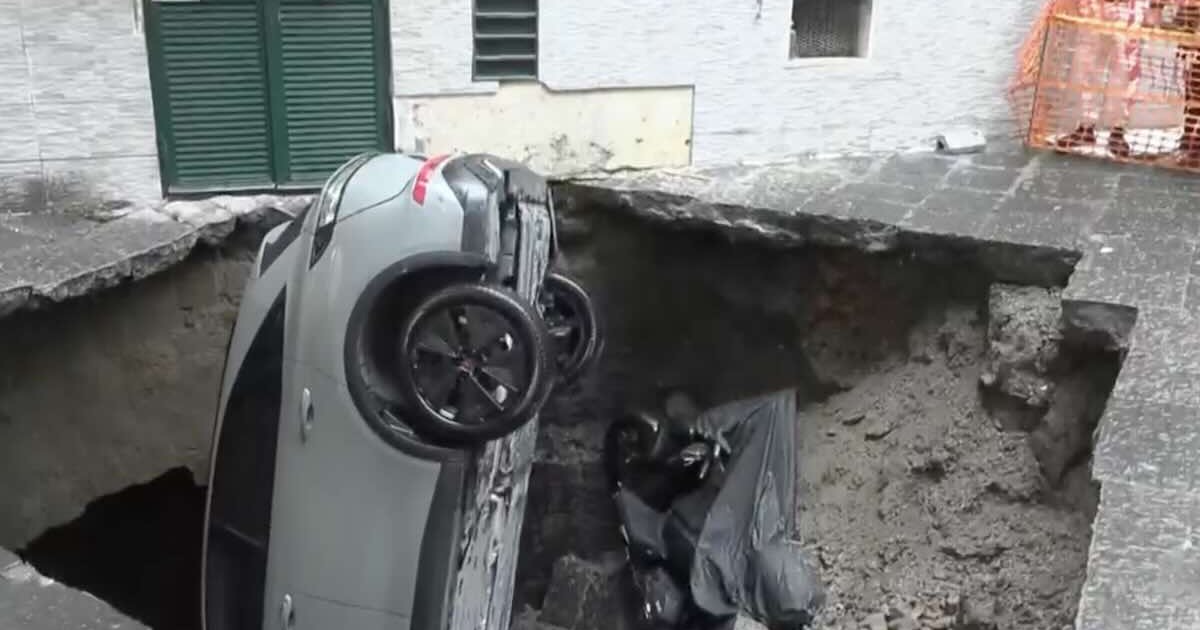 Napoli, Materdei: auto inghiottita da una voragine, conducente salvato grazie alla catena di vicini