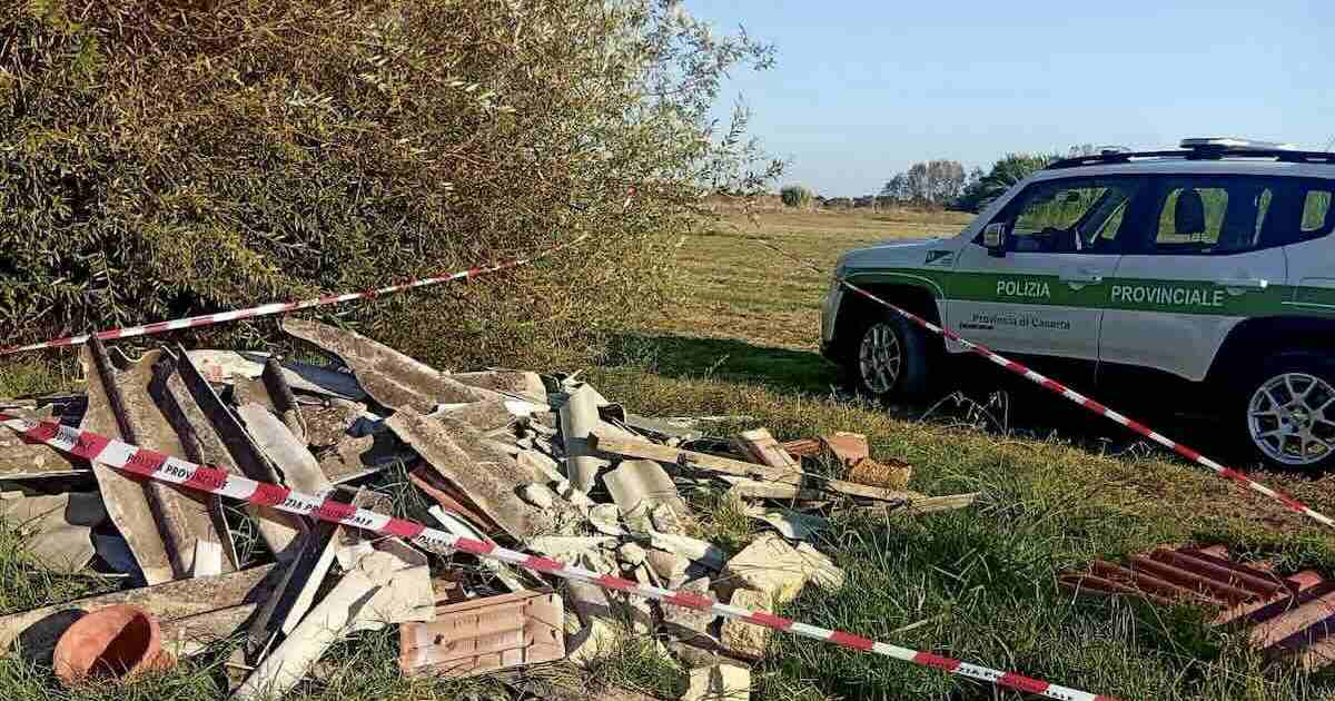 Allarme amianto a Mondragone: rinvenuto tra i campi a ridosso del mercato, scatta il sequestro
