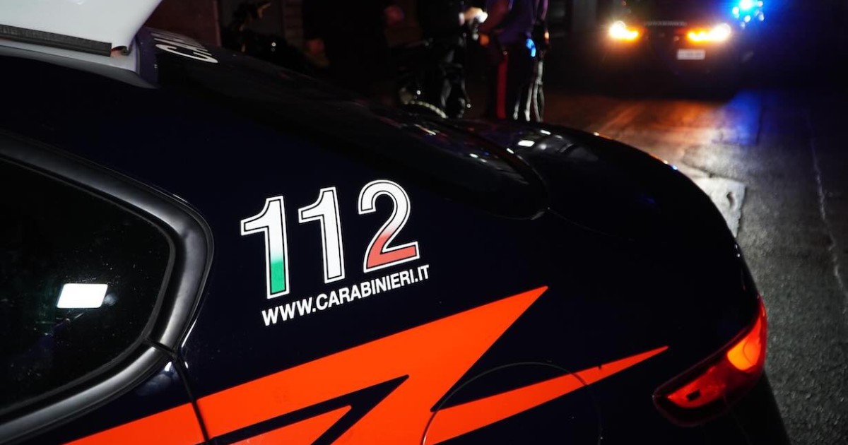 Mondragone: inseguimento notturno, 22enne arrestato per guida ubriaca e drogata; droga e coltello sequestrati