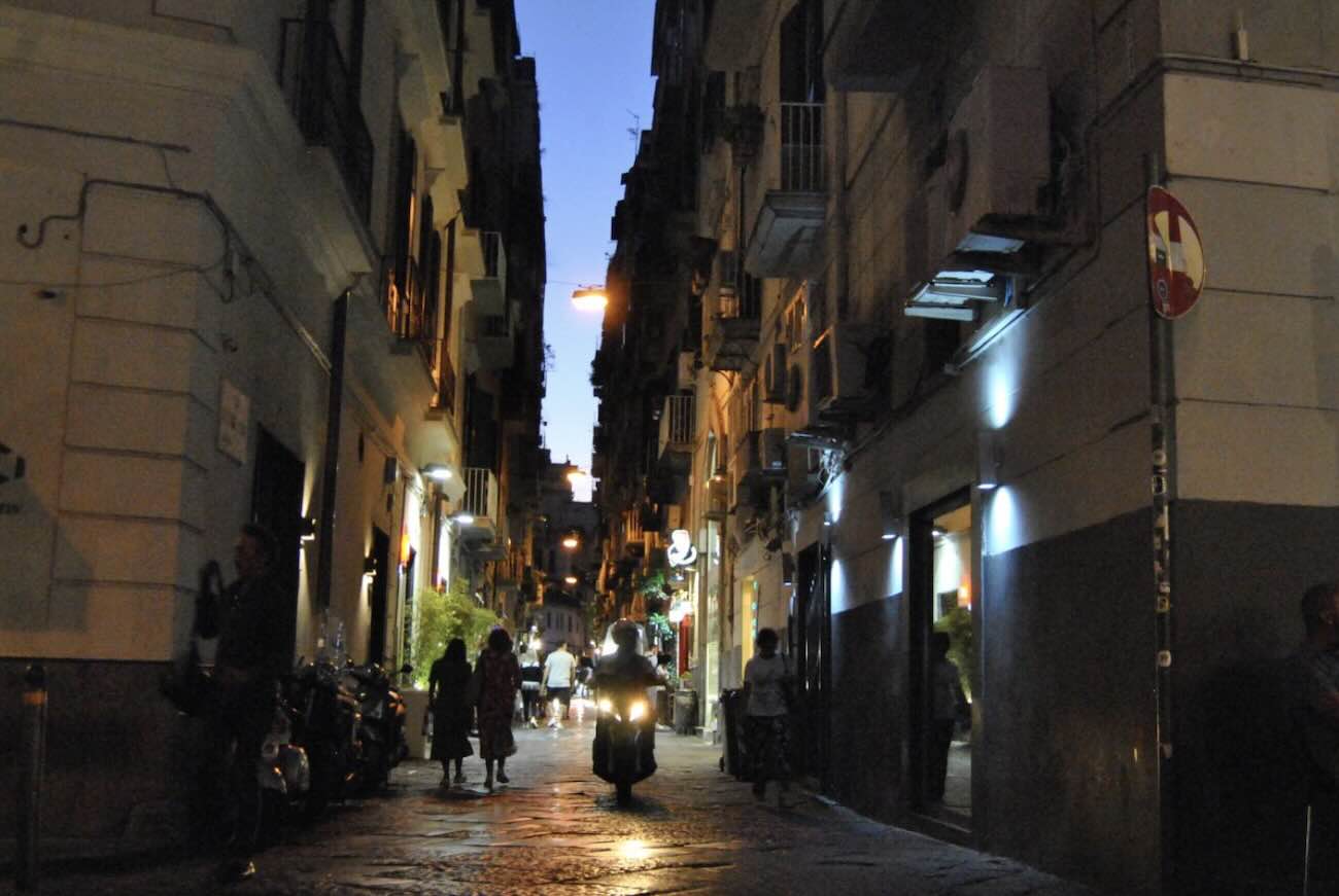 Movida: blitz tra San Ferdinando e Poggioreale, due denunciati e multe per occupazione abusiva di suolo pubblico