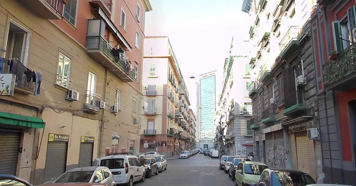 Napoli, notte di fuoco in via Ferrara: quattro veicoli distrutti dall’incendio