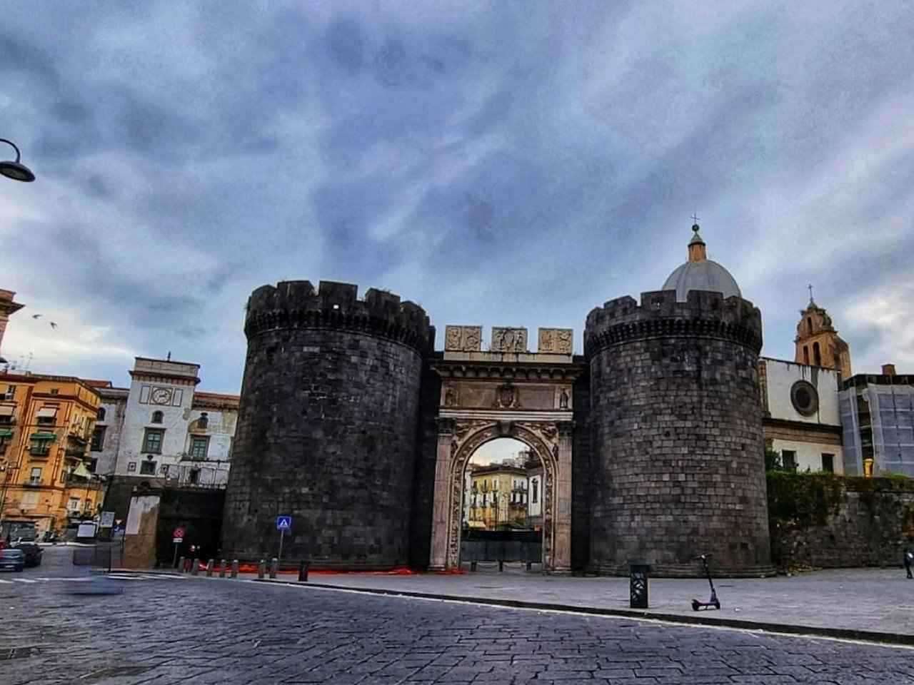 Piazza Capuana, Napoli: blitz della polizia smantella spaccio; donna 44enne arrestata e acquirente multato