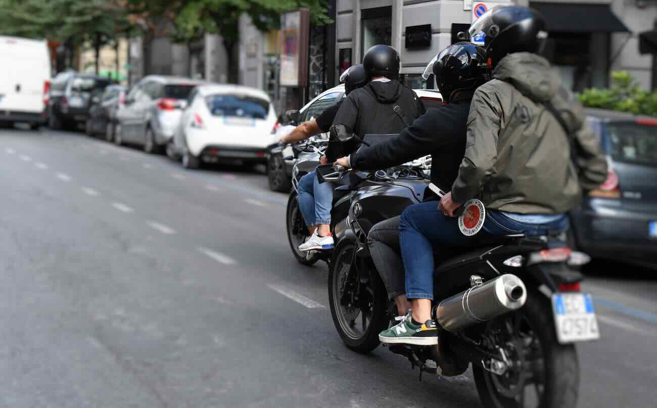 Napoli, Corso Umberto: rapina al cellulare a un passante, Falchi fermano l’autore