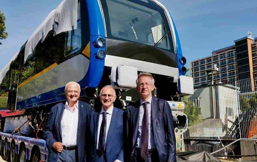 Napoli accelera con la Linea 6: posizionato il primo treno Hitachi Rail e partono i collaudi tra Mostra e Municipio Napoli accelera con la Linea 6: posizionato il primo treno Hitachi Rail e partono i collaudi tra Mostra e Municipio