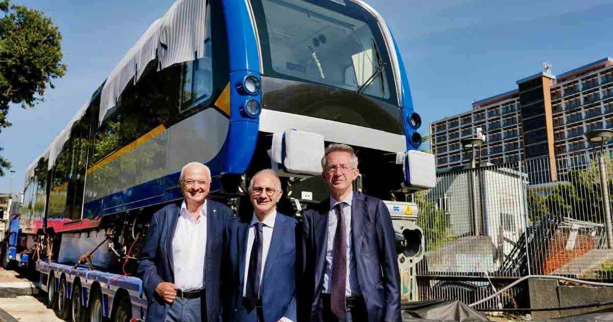 Napoli accelera con la Linea 6: posizionato il primo treno Hitachi Rail e partono i collaudi tra Mostra e Municipio