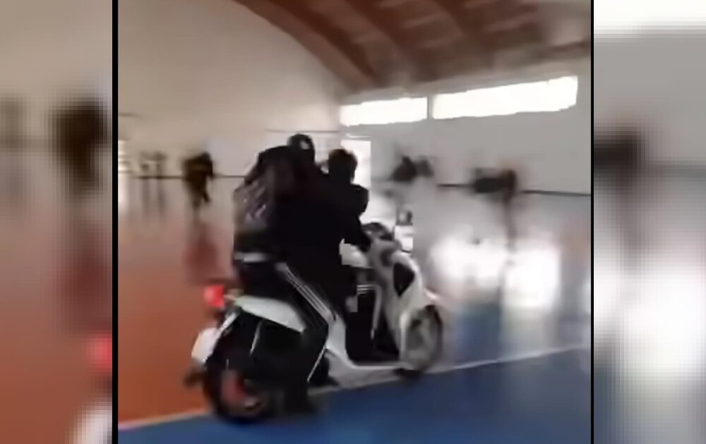 Napoli, irruzione di motorini alla palestra del Liceo Rossini durante l’inaugurazione