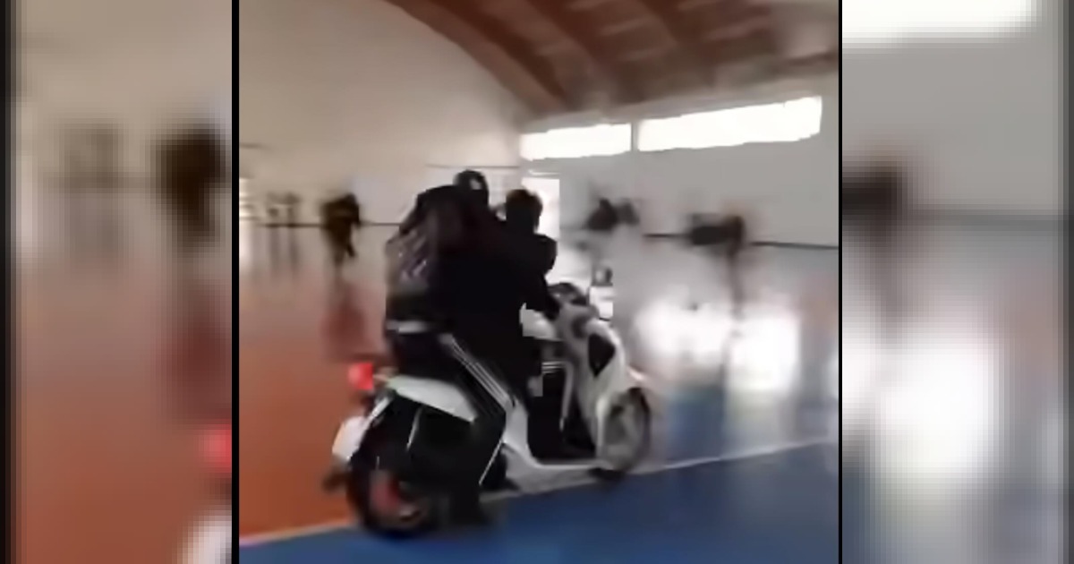 Napoli, irruzione di motorini alla palestra del Liceo Rossini durante l’inaugurazione