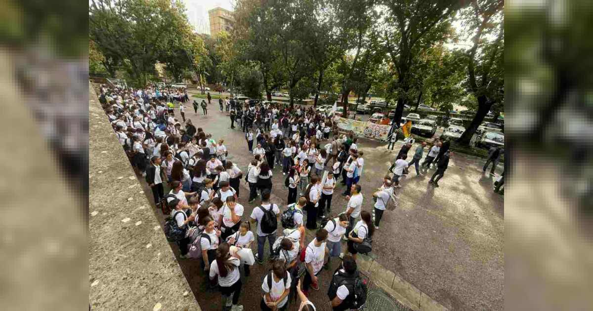 Scampia, studenti e cittadini in marcia per la legalità tra cantieri Restart e nuove case contro la camorra